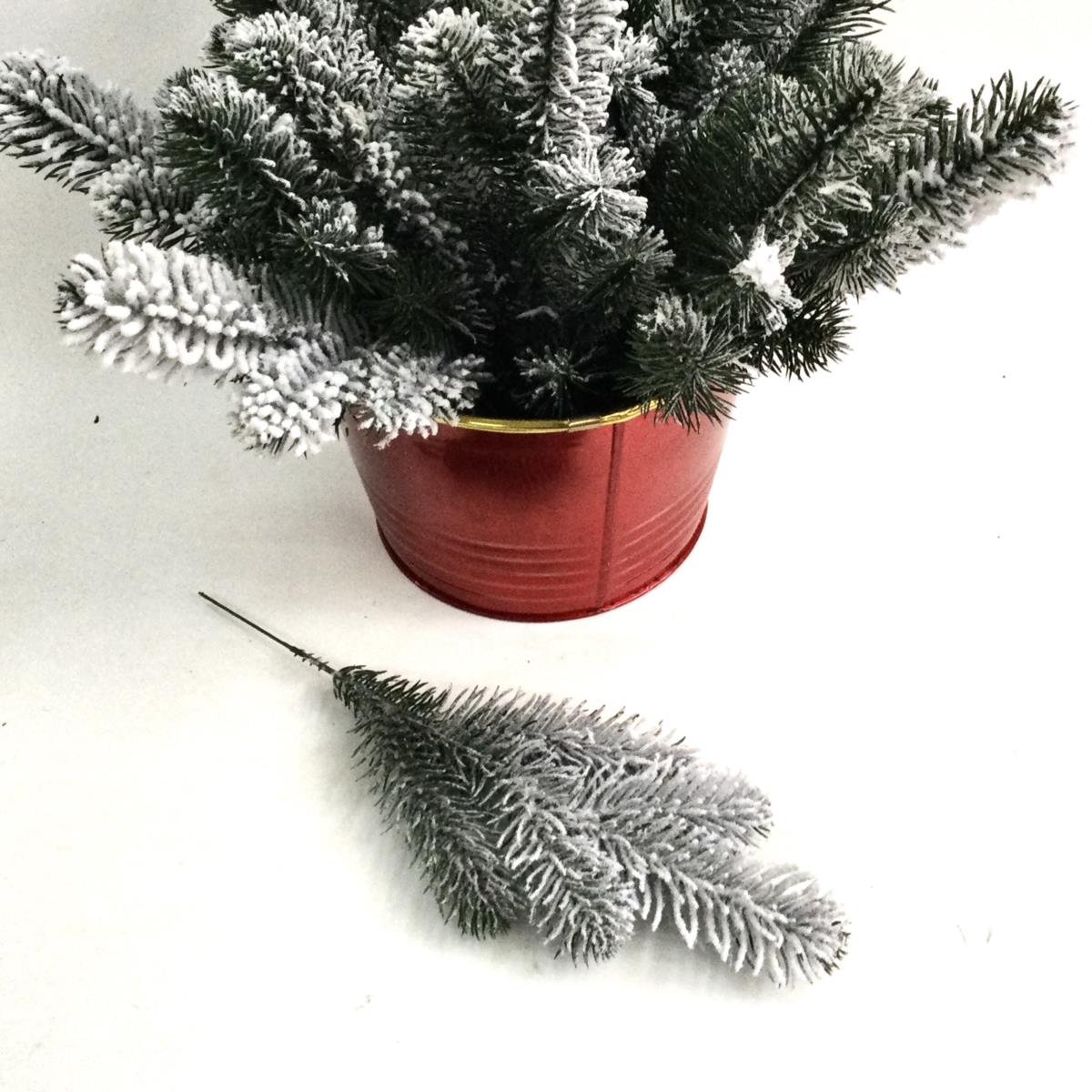 Веточка заснеженной ели- 30см (литая)